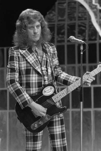Singer noddy holder - singer,