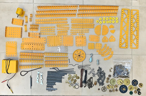 Meccano crane building - building,