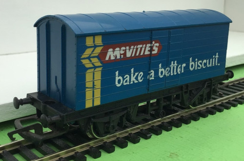 Hornby gauge r137 mcvities - gauge,