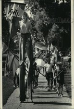 1986 Press Photo Stilt walker Deb Davis, Cream City Semi-Circus, Humboldt park