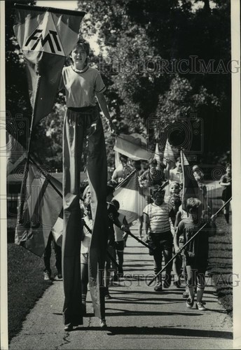 1986 press photo stilt walker - 1986,