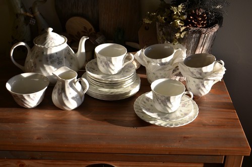 Wedgwood april flowers tea - flowers",
