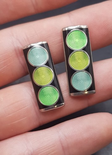 Striking enamelled silver tone - silver,