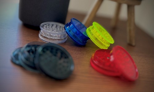 Magnetic plastic herb grinder - herb,
