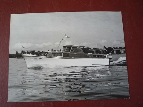 Vintage glossy photograph - b/w,