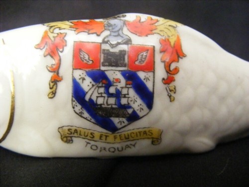 Unmarked crested china fish - unmarked,