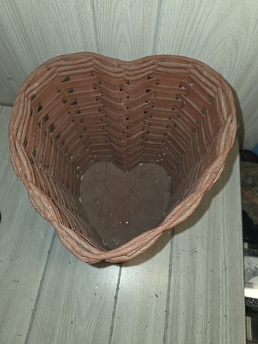 Vtg heart shaped wicker basket - shaped,