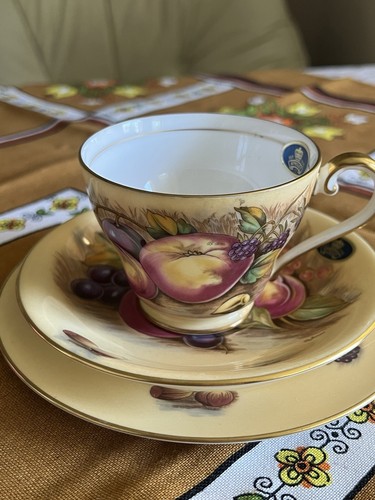 Aynsley orchard gold trio - gold, cup