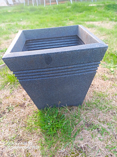 Large grey square plastic - large,