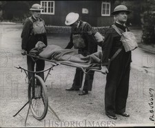 1940 Press Photo Raid Victims in Middlesex loaded in a mono wheel stretcher