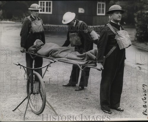 1940 press photo raid - photo, victims