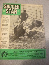 19 March 1965 Vol:13 No:27 Soccer Star Magazine-Stoke City Team Photo