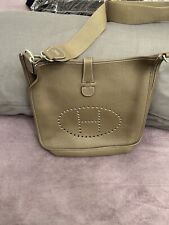 HERMÈS EVELYNE BAG IN GOLD CLEMENCE LEATHER WITH PALLADIUM HARDWARE - 2024