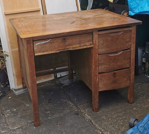 Vintage teachers desk doer