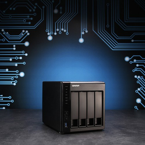 Qnap turbo station - ts-451+, //