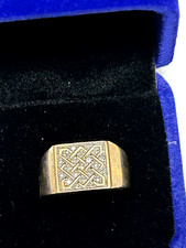 Men's 9ct gold signet ring