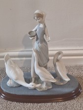 LLADRO FIGURINE - GIRL FEEDING GOOSE #1052 - SPAIN / Retired.