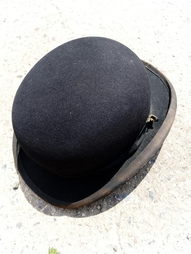 Wilson bowler hat horse - js,
