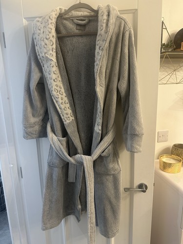 Grey white dressing - grey,