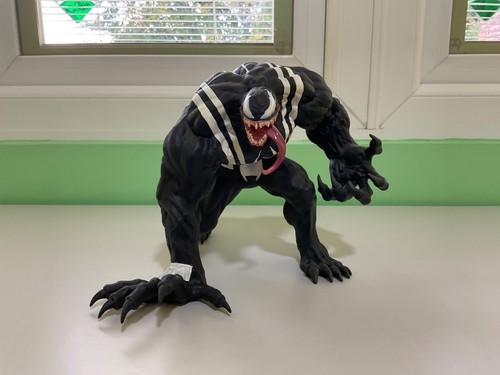 Gentle giant venom collectors - gentle,