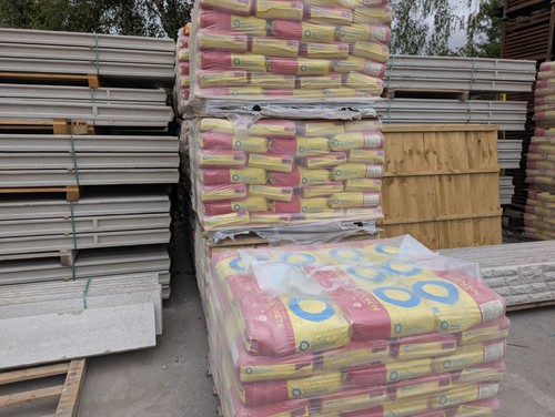 Pallets postcrete bags - of,