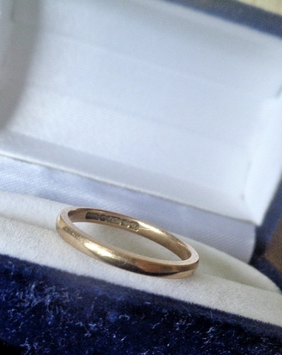 9ct gold wedding ring - gold,