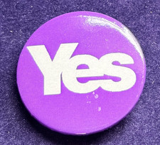 YES - SCOTTISH INDEPENDENCE REFERENDUM BUTTON PIN BADGE