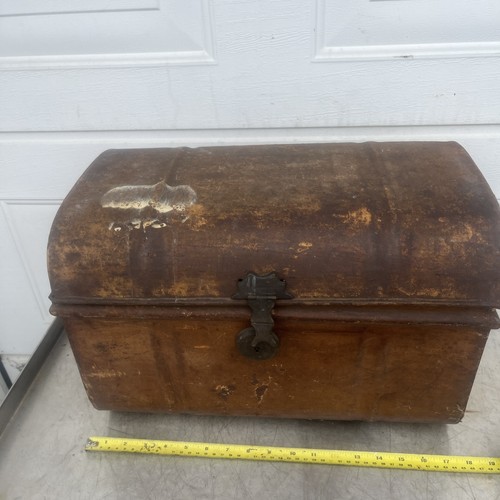 Vintage metal treasure chest - ,