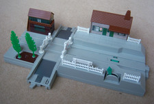 Tomy Thomas Track Master Elsbridge Station Level Crossing Road and Rail