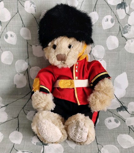 Buckingham palace bear - palace,