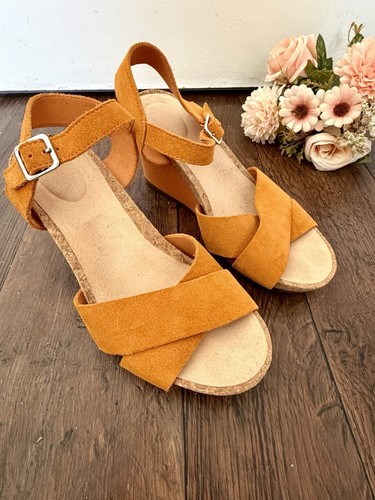 Bnwot clarks amber suede flex - amber,