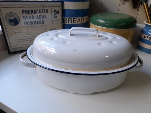 Large enamel casserole dish - large,