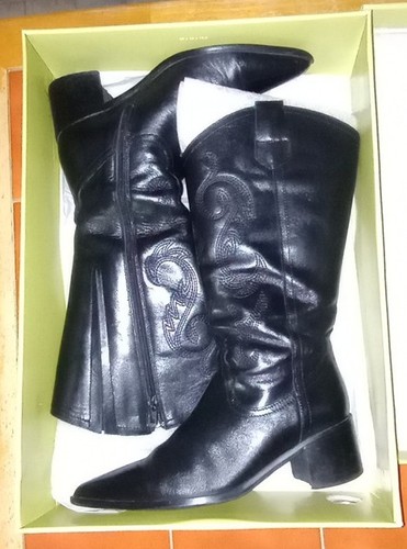 Women duo knee - knee, boots