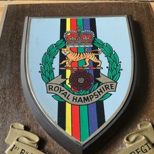 VINTAGE METALLIC BRITISH ARMY 1ST BN THE ROYAL HAMPSHIRE REGIMENT PLAQUE/SHIELD
