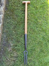 ANTIQUE ENGLISH LONG HANDLED GARDEN ROOT DOC LIFTER BY SKINNER & JOHNSON.