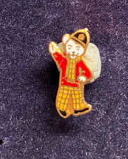 SMALL RUPERT BEAR WEARING POLICE HELMET PIN BADGE