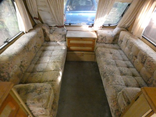 Lovely set sprung caravan - set,