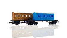 HORNBY 00 GAUGE - RAKE OF 2