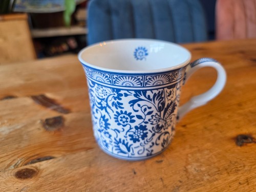 White blue floral mugs - v&a,