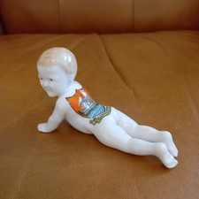 GOSS TYPE GRAFTON CRESTED CHINA MODEL OF CRAWLING BABY.DARTMOUTH CREST