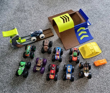 Monster Jam Champ Ramp Playset & 10 Monster Trucks Hot Wheels 1:64 Scale Diecast
