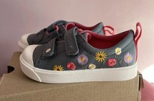 Clarks Girls Navy Blue Floral City Bright Trainer First Shoe Pump Size 6.5F NEW 