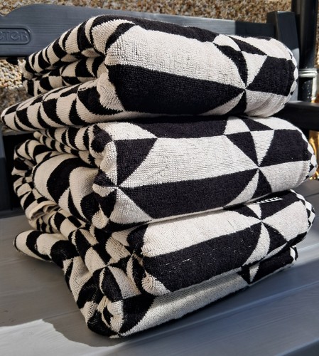 Monochrome geometric bath - monochrome,