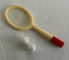 1963 PEDIGREE SINDY DOLL CENTRE COURT TENNIS RACKET & 2 BALLS TENNIS DRESS FREE