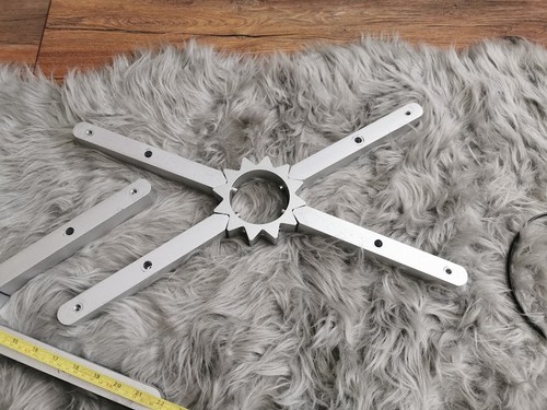 Adjustable speaker outriggers - adjustable, outriggers.