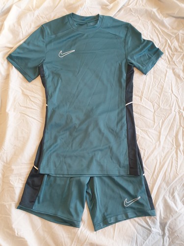 Bnwt green nike training kit - nike,
