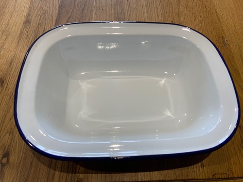Enamel pie dish
