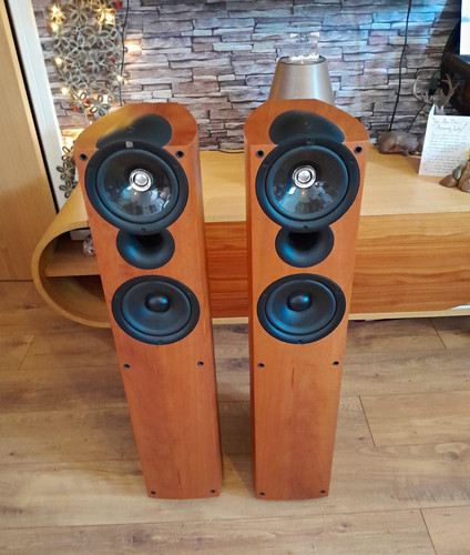 Kef floor standing speakers - q4,