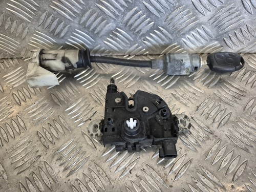 2008 ford focus - bonnet, lock
