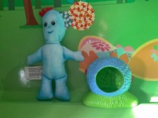 In The Night Garden Soft N Cosy Iggle Piggle Figure & Bush - Ideal Cake Topper!
